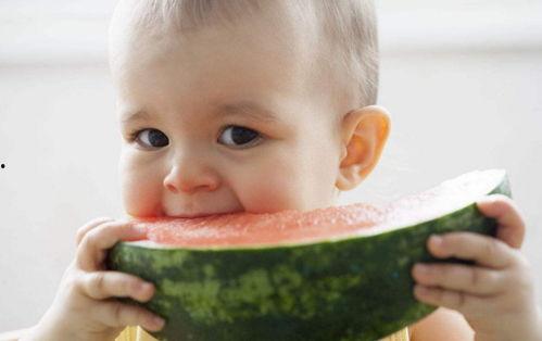 娱乐吃瓜君宝宝倒水,揭秘宝宝倒水背后的温馨瞬间  第3张